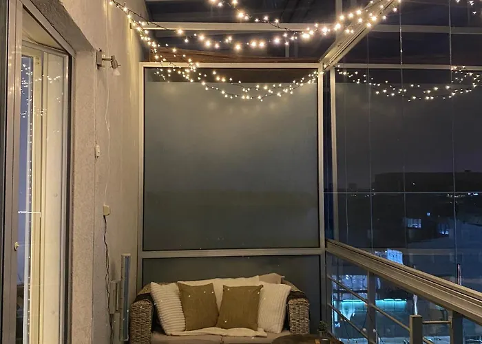 Cozy 2-bedroom Penthouse In The Heart Of Lägenhet *